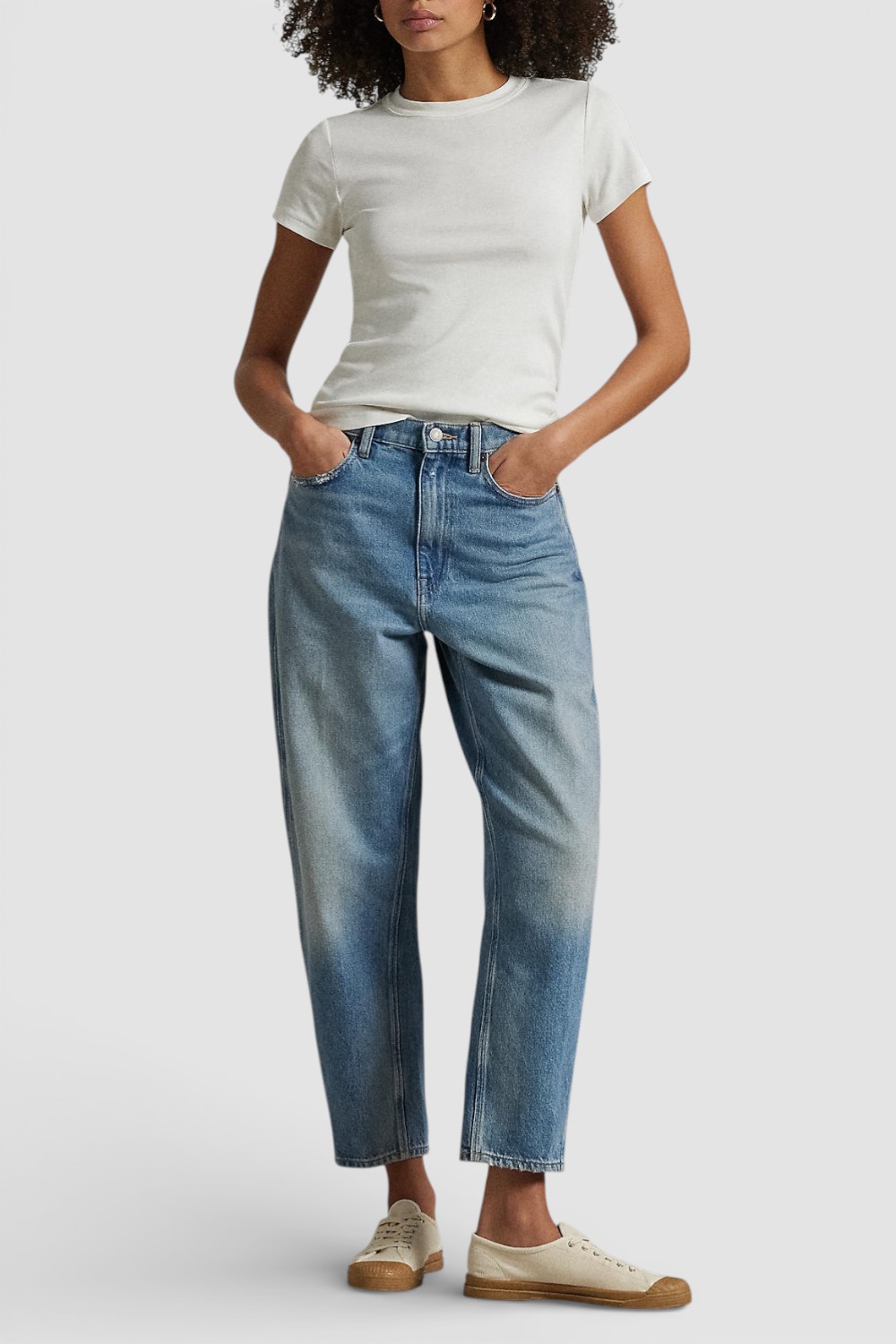 תמונת כל הלוק של מכנסי ג'ינס 7/8 בגזרה ישרה